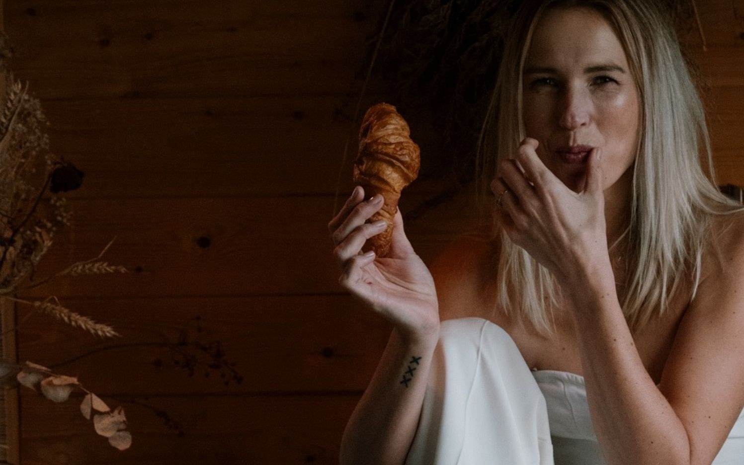 Willemien van der Veen lachend met een croissant in haar hand