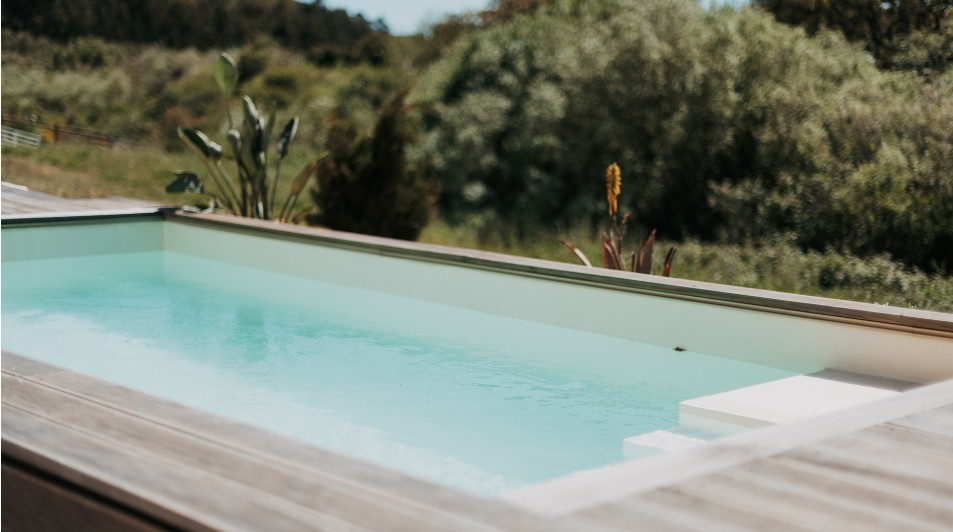 Het zwembad bij de boerderij in Portugal