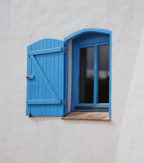 Blauw houten luik op de boerderij in Portugal