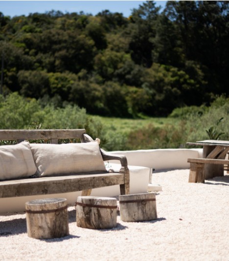 Houten tuinbank bij de boerderij in Portugal